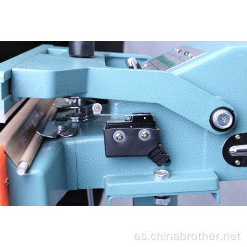 Sellador de bolsas con una máquina de sellado de impresión de fecha de expirar